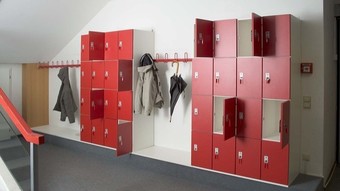 Offene Garderobe mit Wertfaecher